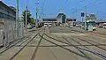Arrière station de la gare d'Ostende.Le cliché montre une partie du plan de voies ; les deux voies rectilignes donnent accès au dépôt, les deux voies inclinées vers la droite sont celles de la ligne vers Knokke, et la voie qui sort à gauche de l'emprise ferroviaire est celle de la boucle de retournement/triangle de manœuvre.