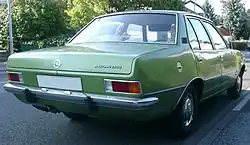 Vue arrière de la voiture quatre portes
