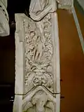 Fragments de la porte au musée.
