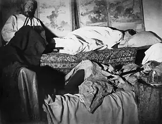 Bouge à opium à la fin du XIXe&nbsp;siècle.