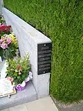 Plaque souvenir à l'entrée du cimetière.