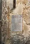 Plaque sur un mur de l'église.