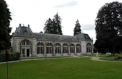 Corps de bâtiment avec six grandes fenêtres et deux ailes