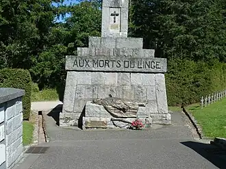 Gisant au pied de la Grande Croix du cimetière au col.