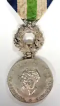 Portrait de profil du roi Antoine II figurant sur une décoration de l'ordre des Étoiles du Sud, connue sous le nom de San Jorge de la Araucanía.