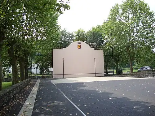 Le fronton.