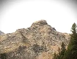 Vue de la face sud du sommet, depuis la combe de l'Arcelin.