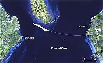 Image satellite du pont de l'Øresund entre le Danemark et la Suède. Au milieu (plus claire) : l’île de Peberholm, en haut : l’île de Saltholm, à gauche : le Drogden-Sund
