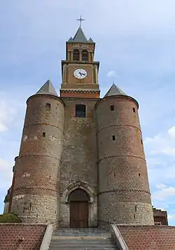 L'église fortifiée Saint-Cyr-et-Sainte-Julitte.