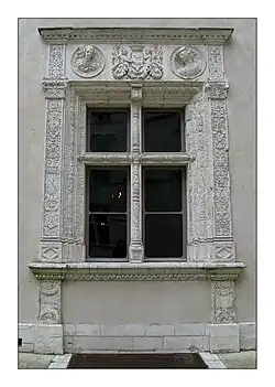 Photographie en couleurs d'une vieille fenêtre.