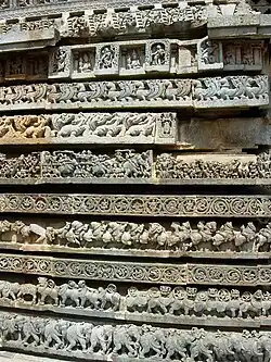 Frises d'animaux, représentant des scènes mythologiques à la base du temple