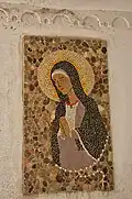 Mosaïque de la Vierge sur le portique de l'église d'Orosh en 2018