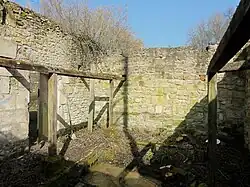 Lavoir ruiné.