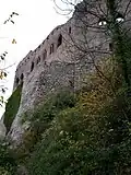 Façade avec les fenêtres gothiques vu de l'extérieur.