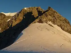 L'Ortles depuis le sud-est, avec la crête de l'Hintergrat et le Signalkopf à droite.