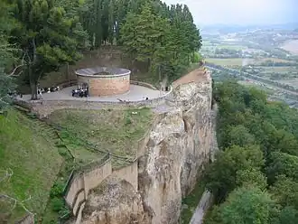 Entrée du puits, sur la falaise.