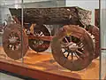 Du bois de hêtre a été utilisé pour fabriquer les roues de ce chariot viking, datant du début du IXe&nbsp;siècle, retrouvé parmi les objets funéraires de la tombe d'Oseberg, en Norvège.