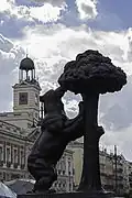 Statue de l'ours et de l'arbousier.