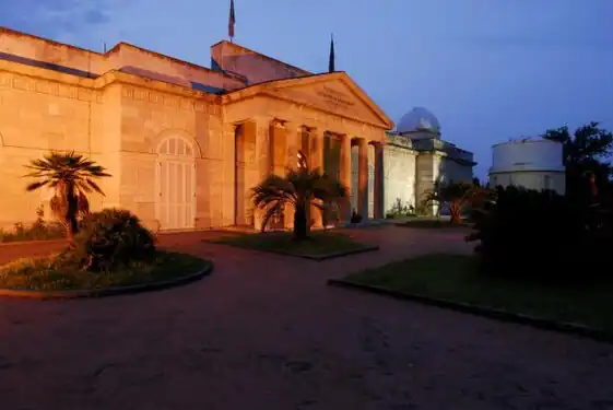Observatoire de Capodimonte. Vue de la façade néoclassique, avec le pronaos dorique au centre et, aux extrémités latérales, les deux tourelles aux cercles répétitifs de Reichenbach.