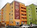 L'Ostel&nbsp;(en), un hôtel à bas coût décoré dans le style Ostalgie.