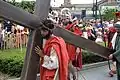 Défilé costumé : Jésus portant la croix.