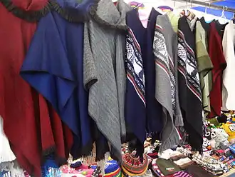 Ponchos traditionnels en alpaga naturel ou teinté, marché artisanal d'Otavalo (Équateur)