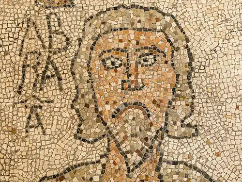 Visage d'Abraham, détail de la mosaïque couvrant le sol de la cathédrale.