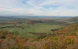 La rivière des Outaouais traversant la vallée de l'Outaouais près de Gatineau. Au premier plan, le contrefort des collines de la Gatineau forment une partie de la pointe sud du Bouclier canadien.