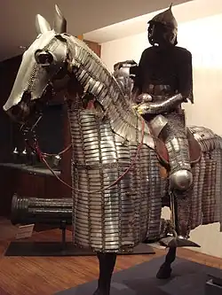 Une panoplie de guerre pour un cavalier mamelouk du milieu du XVIe&nbsp;siècle et sa monture caparaçonnée, fabriquée en Égypte vers 1550 ; Musée de l'Armée, Paris, France.