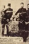 Troupes ottomanes posant devant des têtes de rebelles bulgares (1885-1888).