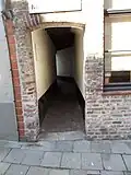 Cette ruelle n'a pas de noms officielles mais un nom populaire : la Kattepoortje.
