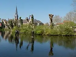 L'église (Sint-Franciskuskerk) depuis le Waardsedijk
