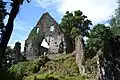 Le logis seigneurial de Vieille Cour, dont on distingue la cheminée.