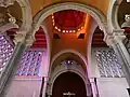 Croisée du transept avec coupole et vitraux modernes.