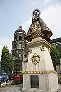 Statue de Notre-Dame des Abandonnés à l'extérieur de l'église