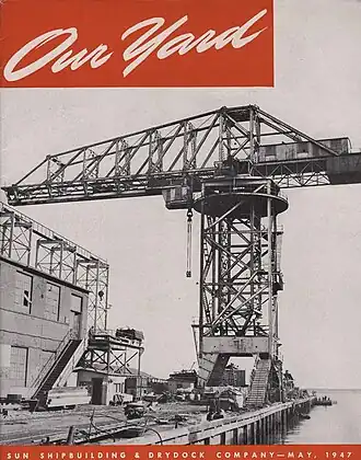 Photo en noir et blanc d'une grande grue maritime