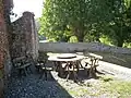 L'ensemble des bancs, chaises et table sont faits avec des rondins de bois.
