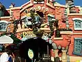 Façade de l'attraction Roger Rabbit's Car Toon Spin, décorée pour noël lors du 50e&nbsp;anniversaire de Disneyland.