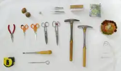 Outils disposés sur une table (ciseaux, aiguilles, etc.)