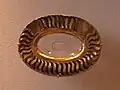 Coupelle en cristal de roche gravé, sertie d'une monture en or, VIIe&nbsp;siècle, musée du Louvre.