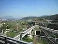 Pont au milieu des voies modernes...