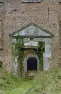 Vue de l'entrée de la ruine.