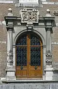 Vue d'ensemble de l'entrée du château proprement dit, située dans la cour du château. On reconnait les armoiries des De Lamargelle et von Bocholtz, avec la devise IN HOC SIGNO VINCES.