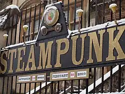Panneau noir avec des lettres dorées figurant le mot Steampunk