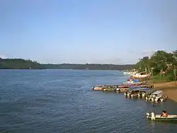 Vue du Brésil vers la Guyane française près du village de Saint-Georges-de-l'Oyapock.
