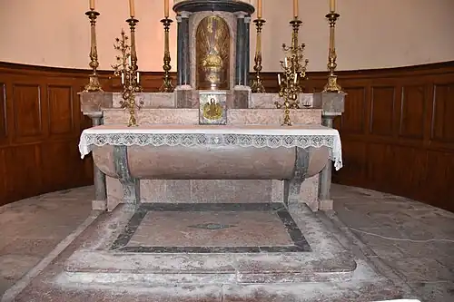 Le maître-autel.
