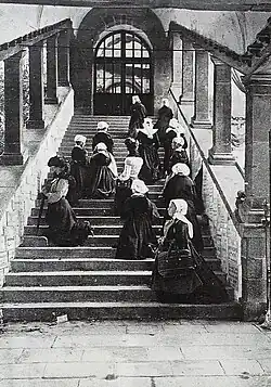 Des Femmes montant à genoux la Scala Sancta afin d'implorer les faveurs de sainte Anne (journal "L'Illustration", 1904).