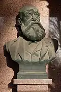 Auguste Tranquille Loutreuil (1911), buste ornant sa tombe, Paris, cimetière du Père-Lachaise