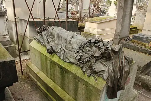 Jules Dalou, Gisant d'Auguste Blanqui sur sa tombe (1885), cimetière du Père-Lachaise (91e division).