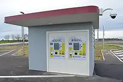 Bâtiment comprenant deux bornes pour régler le péage, à Molinet